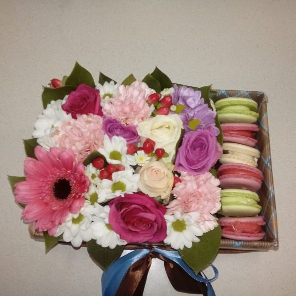 Композиция в коробке из цветов с печеньем Макаруны.