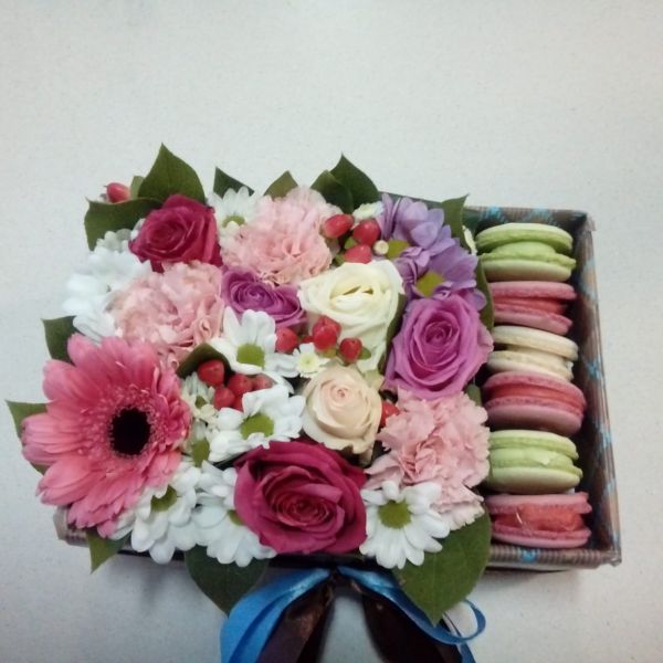 Композиция в коробке из цветов с печеньем Макаруны.